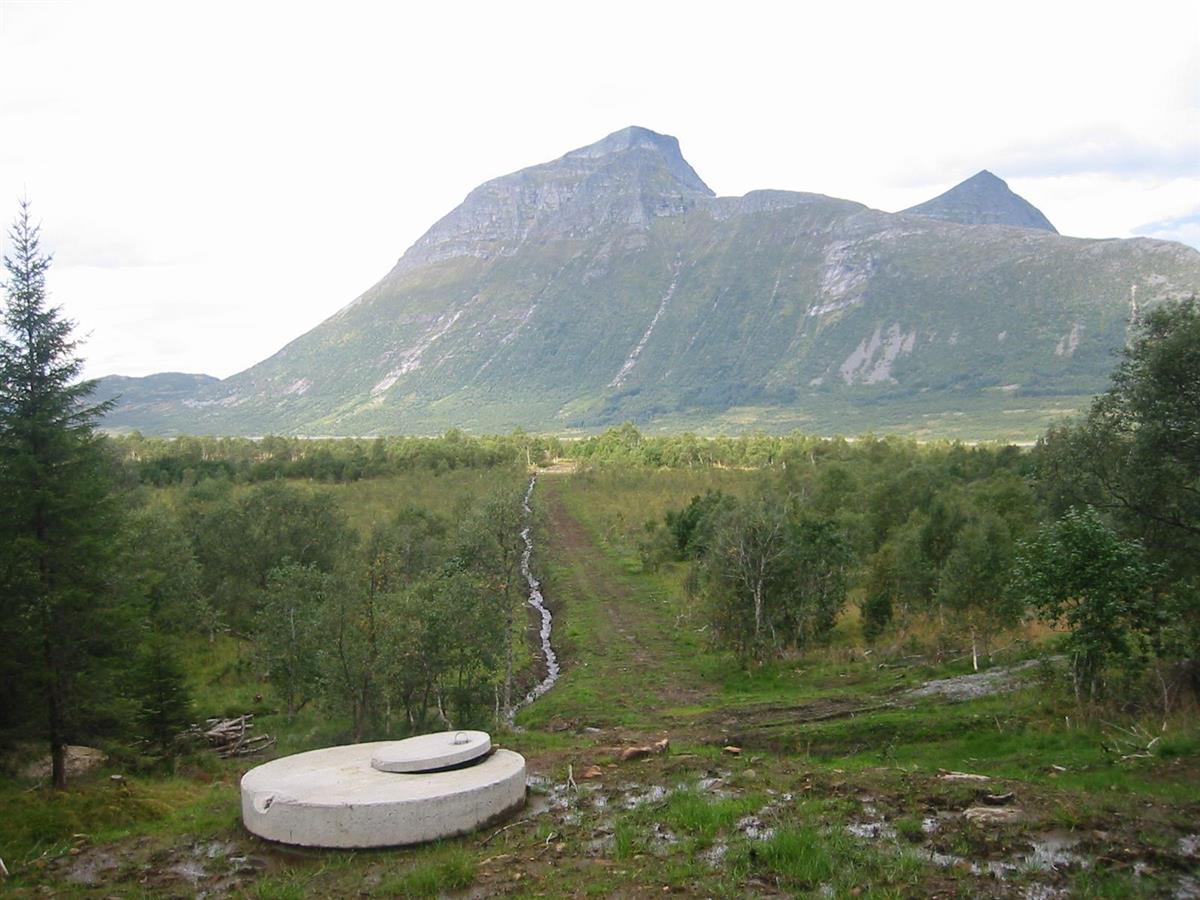 Bilde av fjell og vannbrunn - Klikk for stort bilde