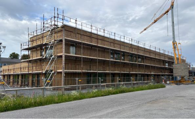 BIlde av Onøy/Lurøy ny skole under bygging - Klikk for stort bilde